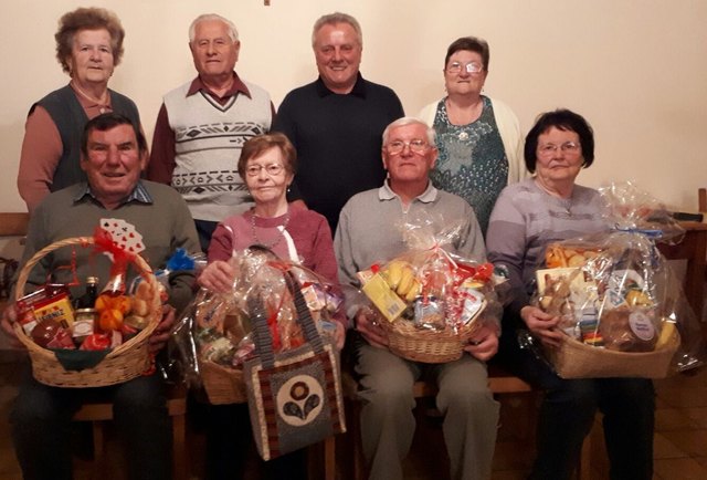 Die glücklichen Gewinner des Preisschnapsens: Herta Neubauer, Stefan Guzella, Josef Hauer, Siegerin Hermine Winterleitner, Manfred Schlager, Helmut Huss, Helga Oberleitner und Waltraud Hauer. | Foto: Pensionistenverband