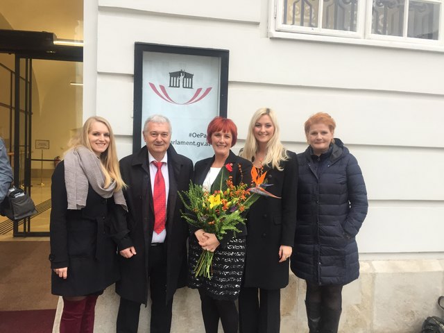 Tochter Gloria, Nicole Pauer und Raimund Brandl (4.v.li.) waren dabei, als Klaudia Friedl angelobt wurde. | Foto: Foto: privat