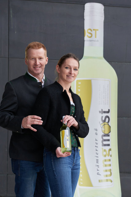 Eva und Walter Hofmanninger verkaufen ihren prämierten „oö Jungmost“ in ihrer Mostschänke in Atzbach, Bezirk Vöcklabruck. | Foto: ARGE oö Qualitätsmost