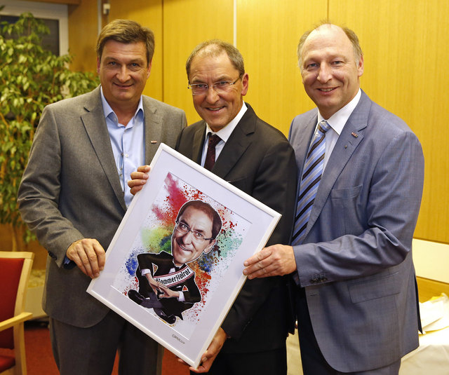 WK-Präsident Jürgen Mandl (li.) und WK-Spartenobmann Martin Zandonella (re.) gratulierten Volkmar Fussi – hier mit seinem kreativen Ebenbild - zum Kommerzialratstitel | Foto: WKK/Gert Eggenberger