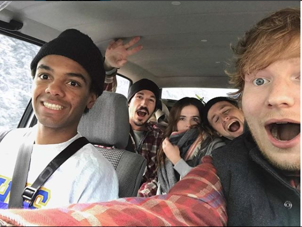Dennis Ranalter (vorne links im Bild) mit dem Weltstar Ed Sheeran (vorne rechts) beim Videodreh.