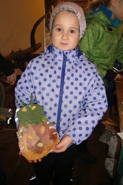 Jedes Kind bastelte ein Einzelbild mit Naturmaterialien aus dem Wald. | Foto: KK