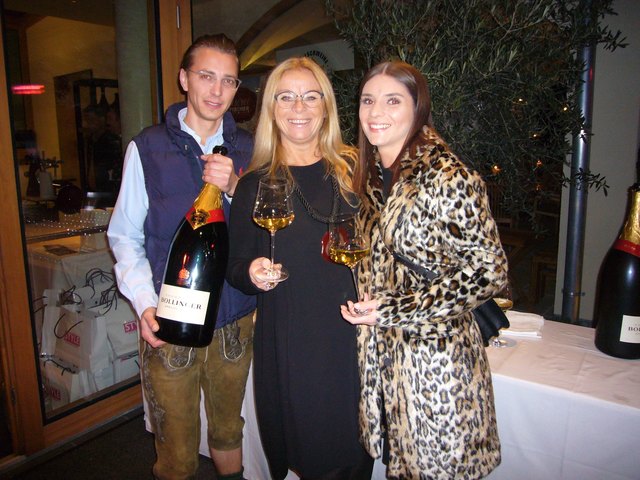 Restaurantleiter Christopher und Szenewirtin Beatrix Drennig, am Bild mit Tochter Stefanie, empfingen die Gäste mit Bollinger Champagner aus der Großflasche.