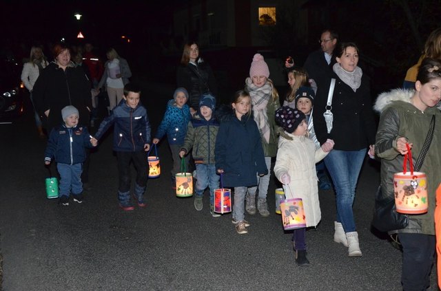 Ich gehe mit meiner Laterne: Die Kinder des Kindergarten Lindeggs feierten gemeinsam mit ihren Eltern das Martinsfest. | Foto: Kindergarten Lindegg