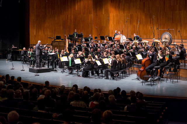 Präsentation der Chronik des Salzburger Blasmusikverbandes in der Fördererlounge im Grossen Festspielhaus, anschliessend Galakonzert des Salzburger Landesblasorchester mit Chor und Solisten im Grossen Festspielhaus am 07.10.2016 (eine Uraufführung von Jakob Gruchmann, der Feuervogel und Carmina Burana)
Foto und Copyright: Moser Albert, Fotograf, 5201 Seekirchen, Weinbergstiege 1, Tel.: 0043-676-7550526 mailto:albert.moser@sbg.at www.moser.zenfolio.com