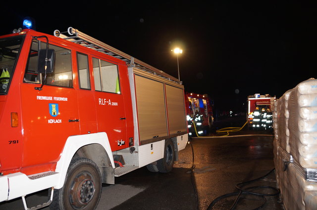 65 Feuerwehrleute waren bei einem Brand in Edelschrott im Einsatz.