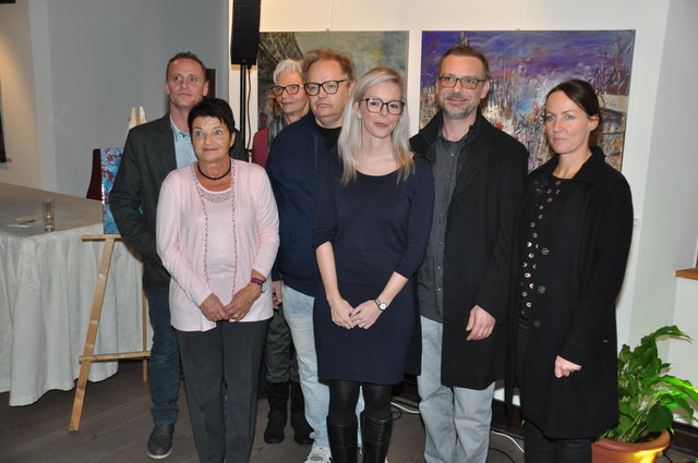 Die ausstellenden Künstlerinnen und Künstler im Bild von links nach rechts: Berni Leitner, Wiltrud Mader, Monika Steinlechner, Christian Hauser, Andrea Kainer, KIF Obmann Christian Köll und Bettina Haun