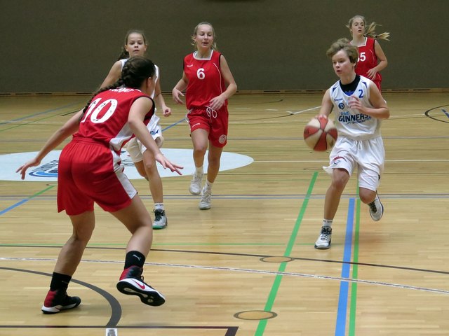 Cora Horvath hatte im Spiel gegen Döbling viel Arbeit mit ihren Verteidigerinnen