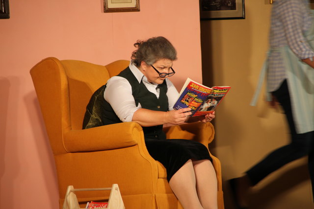 "Tante Erna" Claudia Hölzl trenzte vor sich hin.