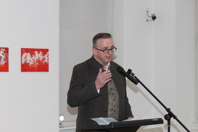 Bgm. Helmut Linhart eröffnete die Ausstellung von Herta Angerer | Foto: Lederer