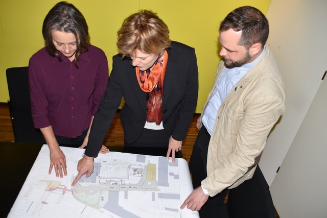Vizebürgermeisterin Sonja Pitscheider, Bürgermeisterin Christine Oppitz-Plörer und Pfarrprovisor Johannes Hohenwarter studieren die Pläne für den neuen Kirchenvorplatz | Foto: Staphan Gstraunthaler