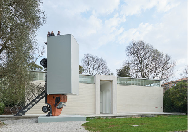 Vorm Österreich-Pavillon auf der Biennale in Venedig: "Stand quiet and look out over the Mediterranean Sea" (2016 – 2017) von Erwin Wurm | Foto: Foto: Studio Erwin Wurm; Bildrecht, Vienna 2017