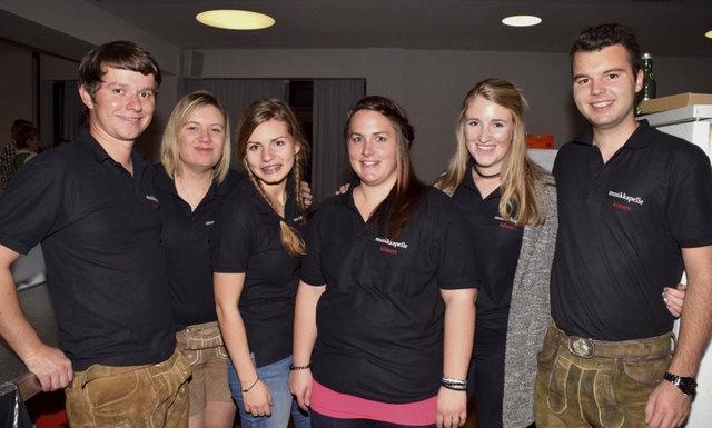 Das Barteam mit Martin Thrainer, Simone Foidl, Richarda Scharnagl, Carina Scharnagl, Julia Bramböck und Andreas Exenberger (v. li.) sorgte für Erfrischungen in der Galerie des Veranstaltungszentrums.