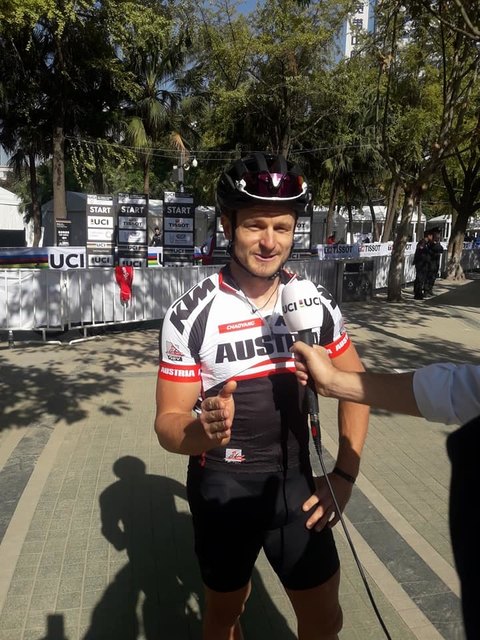 Vor dem Finaltag war Daniel Federspiel als Doppel-Weltmeister ein begehrer Interviewpartner. | Foto: Team Federspiel