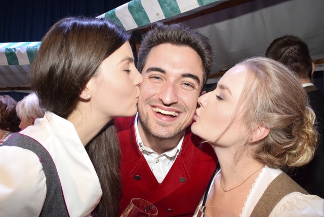 Posaunist Philipp Wolfenstetter mit seiner Schwester Maria-Anna (re.) und deren Freundin Elisabeth Meindl.