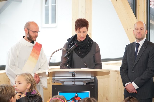 Pfarrkurator Patrick Gleffe, KiGa-Leiterin Birgit Hosp und Bgm. Christian Müller.