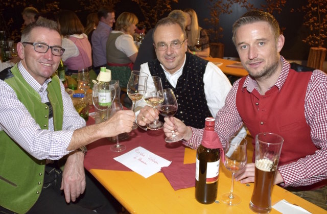 Die Mitglieder der MK Kössen Alfred Plangger, Helumt Bachmann und Andreas Kitzbichler probierten auch die erlesenen Weine der Winzer.
