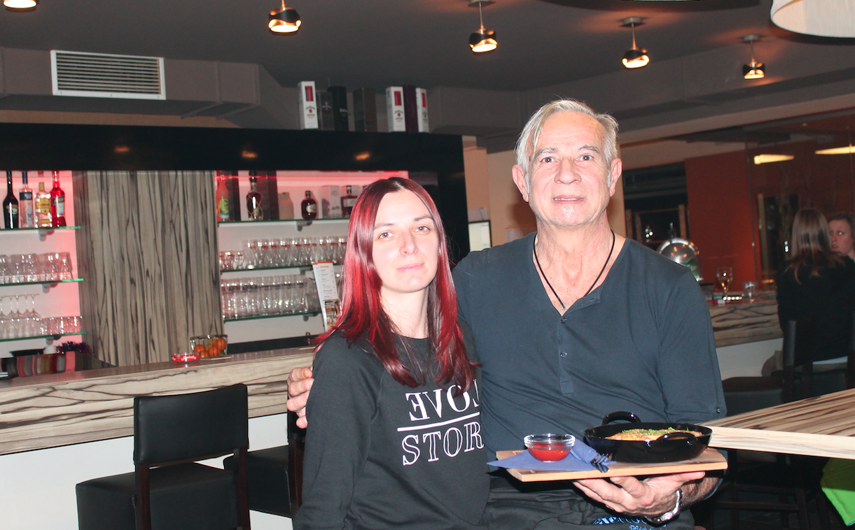 Leo Schörgi mit Kellnerin Daniela Temper.