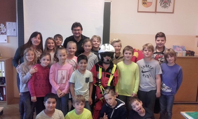 Die Schüler der 4. Klasse der VS Bodensdorf waren von den Ausführungen des Flugretters total begeistert | Foto: KK