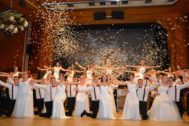 Mit einer fulminaten Polonaise starteten die 44 Maturantinnen und Maturanten in eine rauschende Ballnacht,
