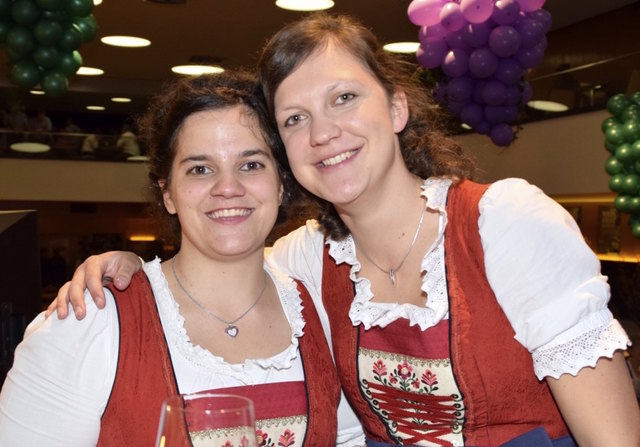 Die Marketendereinnen Marija Vukovic und Anna Kitzbichler verwöhnten die Gäste mit dem Schnaps der Musikkapelle.