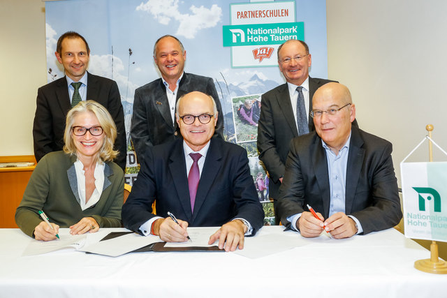 Partnerschaftsvereinbarung mit Ja!Natürlich: v.v.l.n.r. Martina Hörmer (Ja!Natürlich), Karl Stoss (Präsident der „Freunde“), Frank Hensel (REWE Group), h.v.l.n.r. Wolfgang Urban (Nationalparkdirektor Salzburg), Hermann Stotter (Nationalparkdirektor Tirol) und Peter Rupitsch (Nationalparkdirektor Kärnten)