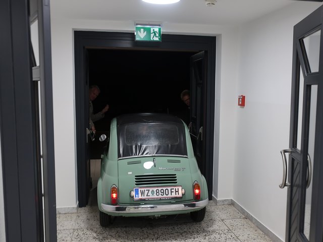 Auch das Puchschamerl in Schilfgrün vom Gleisdorfer Arzt Georg Kurz passte durch die Einfahrt. | Foto: KK
