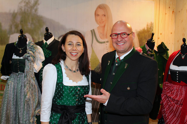 Andrea Kiegerl (hier mit WKO-Chef Peter Sükar) und ihr Team präsentieren Weihnachtliches. | Foto: Cescutti