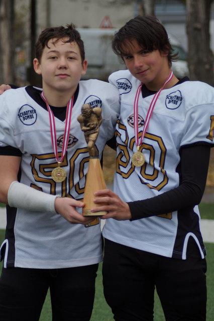 Pierre Haury und Dominik Jost (von links) waren bei allen Spielen in der Offense und der Defense im Dauereinsatz und holten unzählige Gegner von den Beinen und konnten wichtige Punkte für das Team erzielen