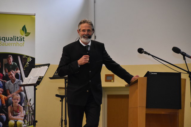 MedR Dr. Richard Lanner sprach in seinem Vortrag über das "Achtsame Leben".
