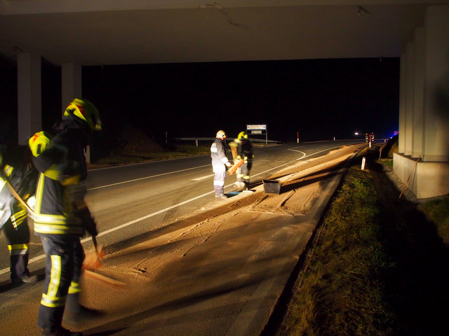 Rund 100 Kilo Ölbindemittel waren nötig um die Gefahr zu beseitigen. | Foto: www.ffwaidhofen.at
