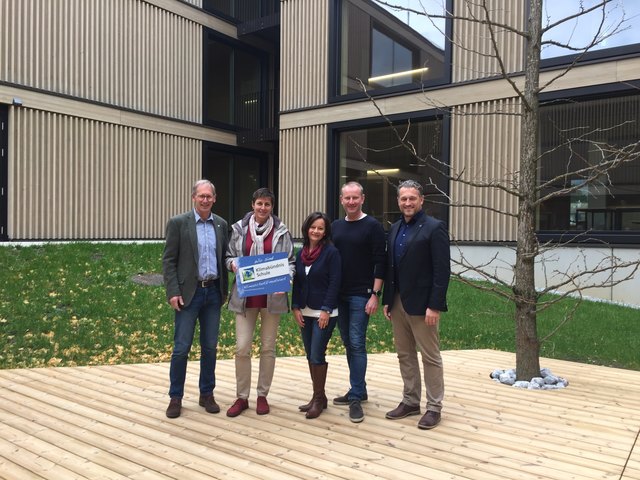Übergabe der Klimabündnisurkunde: Direktor Hans Blinzer, Landeshauptmann-Stellvertreterin Astrid Rössler, Klimabündsnisverantwortliche Gerlinde Ecker, Vizebgm. Gernot Himmelfreundpointner, HTK-Geschäftsführer Hans Rechner (v. li.) | Foto: Holztechnikum Kuchl