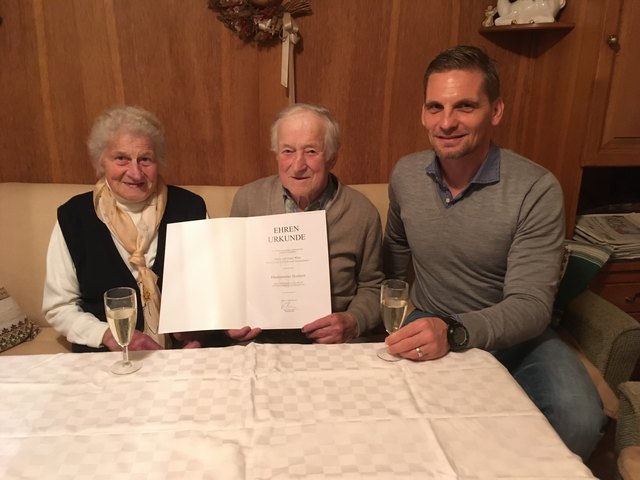 Bürgermeister Michael Leitner (r.) mit dem Jubelpaar. | Foto: Foto: Gemeinde Schwarzenberg