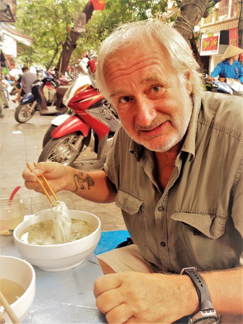 Schottenberg beim Mittagessen auf Vietnams Straßen. | Foto: Privat
