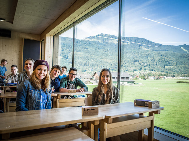 HTK-Klasse: Schülerinnen und Schüler des Holztechnikums Kuchl freuen sich über die neuen Klassenzimmer. | Foto: Holztechnikum Kuchl