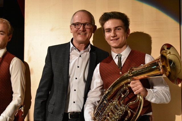 Johannes Tinschert (l.) und Sebastian Greindl (r.) bei der Übergabe des Tenorhorn﻿. | Foto: Musikverein Schwertberg