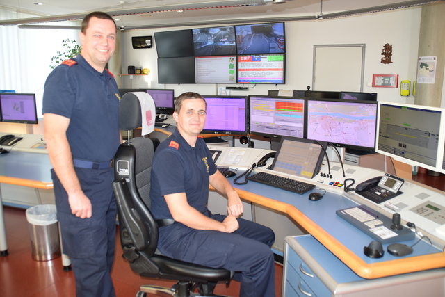 Bernd Wesely und Christian Bartl: das Duo aus Waidhofen koordiniert beim Besuch der Bezirksblätter die Einsätze der Feuerwehr.