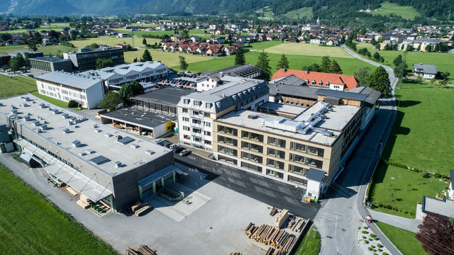 Luftbildaufnahme des Campus Kuchl - im Frühjahr wurde der zweite Bauteil des neuen HTK-Schulgebäudes fertiggestellt. | Foto: Holztechnikum Kuchl
