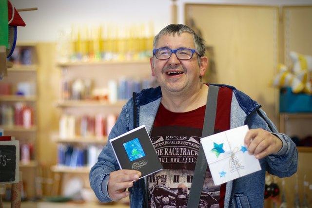 Die Klienten der Lebenshilfe fertigen einzigartige Glückwunschkarten.