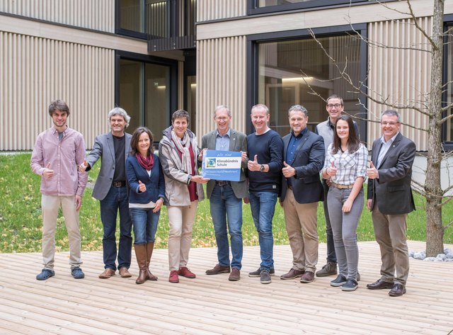 Klimabündnis: Strahlende Gesichter anlässlich der Übergabe der Klimabündnisurkunde: Schülervertreter Florian Engelbertz, Lehrer Markus Seiwald, Klimabündsnisverantwortliche Gerlinde Ecker, Landeshauptmann-Stellvertreterin Astrid Rössler, Direktor Hans Blinzer, Vizebgm. Gernot Himmelfreundpointner, HTK-Geschäftsführer Hans Rechner, Schülervertreter Moritz Strobl und Lisa Lehner, Abteilungsvorstand Sepp Essl (v. li.) | Foto: Holztechnikum Kuchl