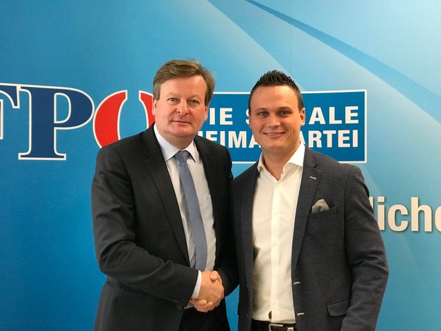 Klubobmann Gottfried Waldhäusl gratuliert dem neuen Bundesrat Andreas Bors zu seiner Funktion. | Foto: FPÖ NÖ