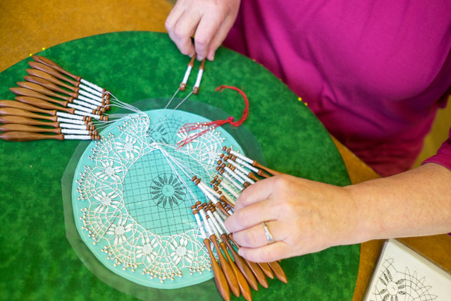 50 Klöppel und rund 40 Stunden Arbeitszeit erfordert dieses Werkstück. | Foto: Arnold Burghardt