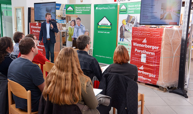 Franz Görlich (Internorm) erklärt aktuelle Innovationen in der Fenster-Technologie. | Foto: Lagerhaus Zwettl