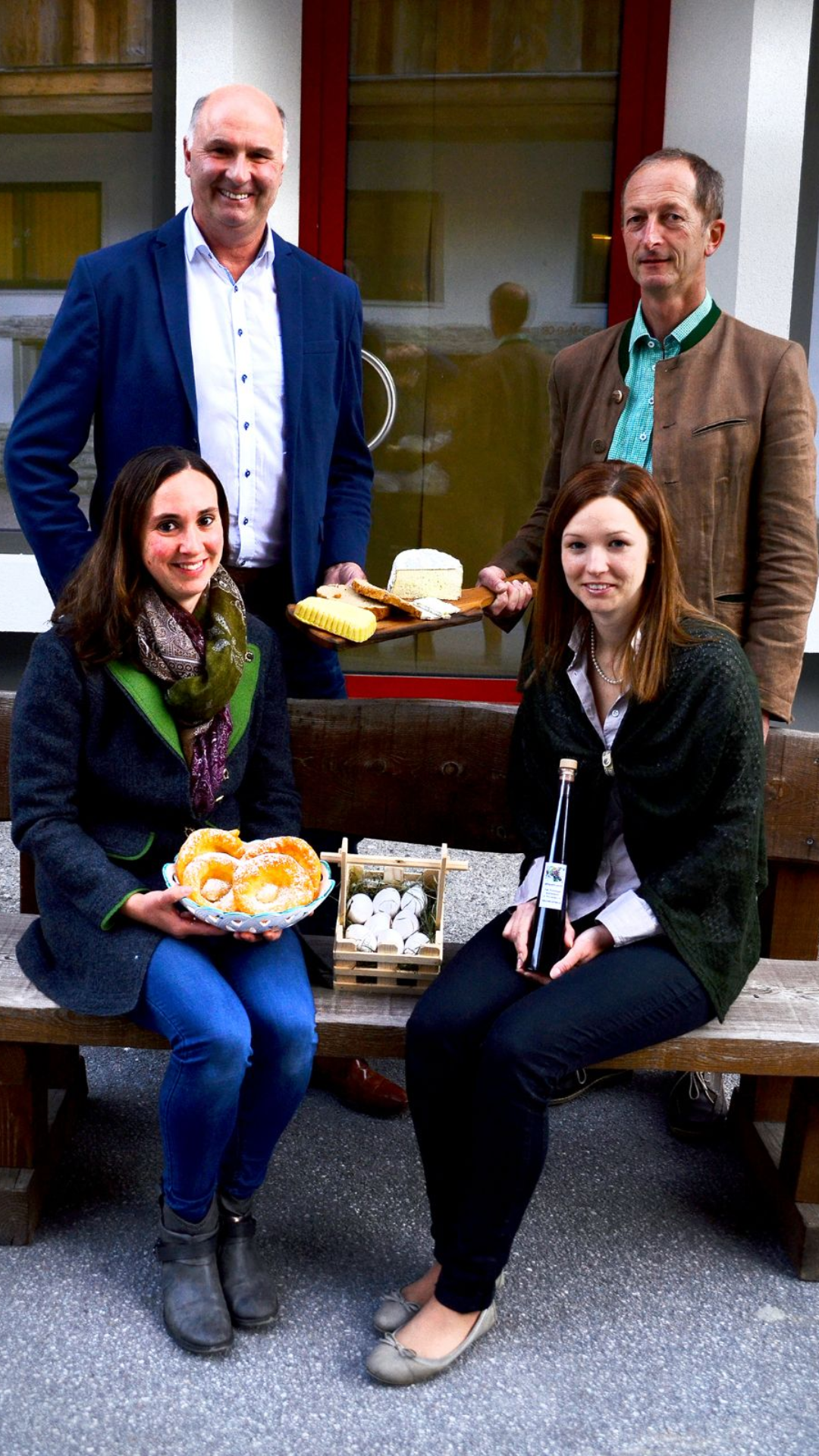 Bürgermeister Johann Rohrmoser (re.), Vize-Bürgermeister Johann Ganitz mit Martina Hettegger (li.) und Kathrin Prommegger.