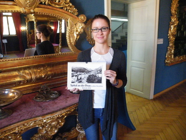 Jasmin Granig vom Stadtarchiv mit dem neuen Kalender für 2018 | Foto: KK/Stadtarchiv