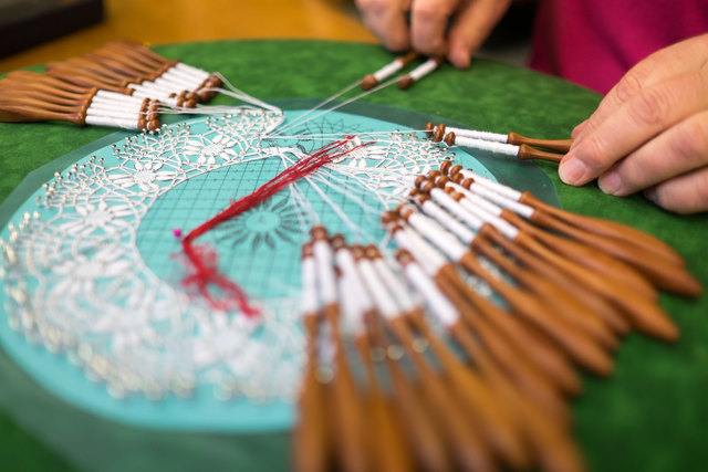 "Anfangs kann das Klöppeln frustrierend sein, denn es dauert eine Weile, bis man den Überblick hat", erklärt Vereinsobfrau Margit Schmid. | Foto: Arnold Burghardt