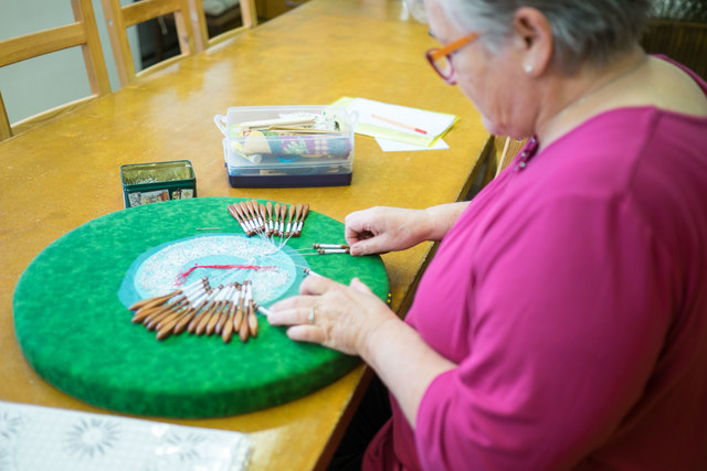 Vereinsobfrau Margit Schmid klöppelt seit neun Jahren. | Foto: Arnold Burghardt