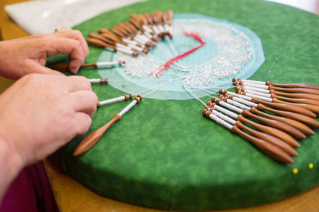 Ganzschlag, Leinenschlag und Halbschlag heißen die Grundtechniken des Klöppelns. | Foto: Arnold Burghardt