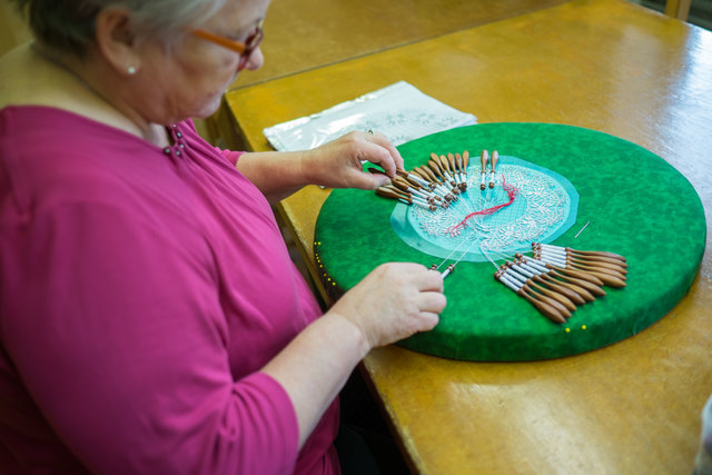Margit Schmid schätzt die Ruhe, die sie beim Klöppeln findet: "Klöppeln hat etwas sehr Meditatives". | Foto: Arnold Burghardt