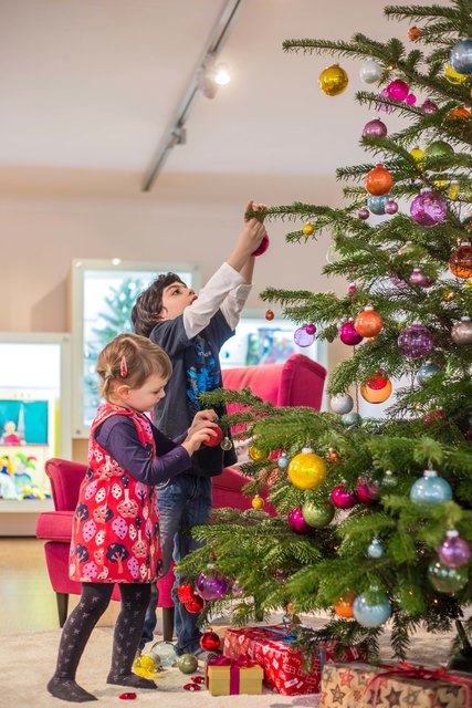 Christbaumschmücken im Spiuelzeugmuseum